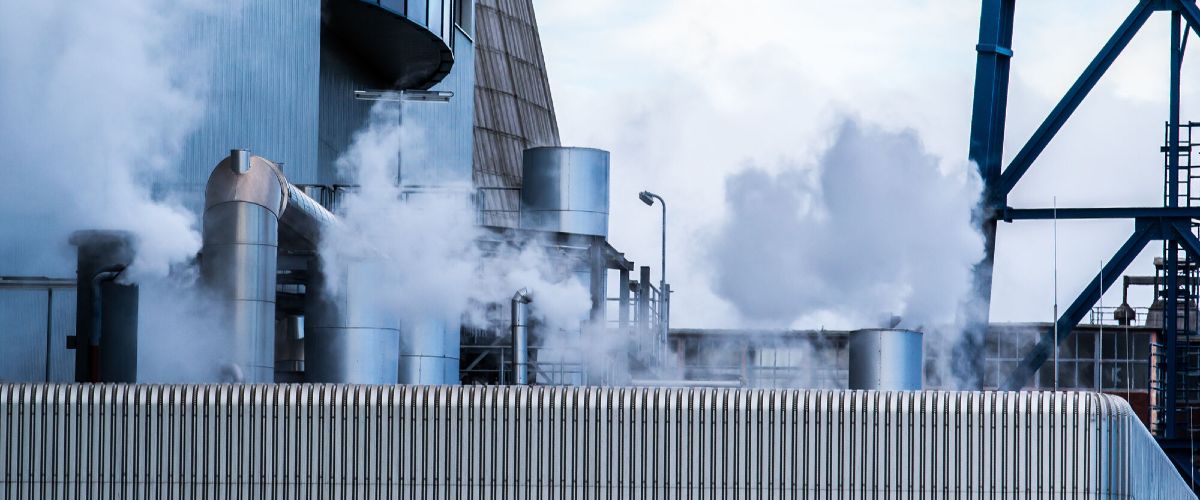 Wolken über einer Industrieanlage