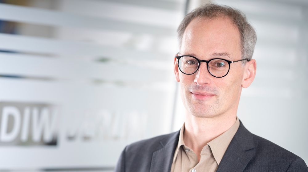 Prof. Dr. Karsten Neuhoff ist Abteilungsleiter Klimapolitik am Deutsches Institut für Wirtschaftsforschung (DIW) Berlin und Mitglied des wissenschaftlichen KSV-Konsortiums des BMWK.